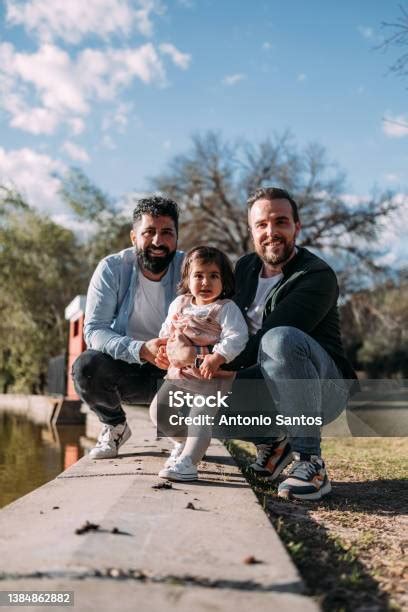 familia con dos padres y un hijo en el parque