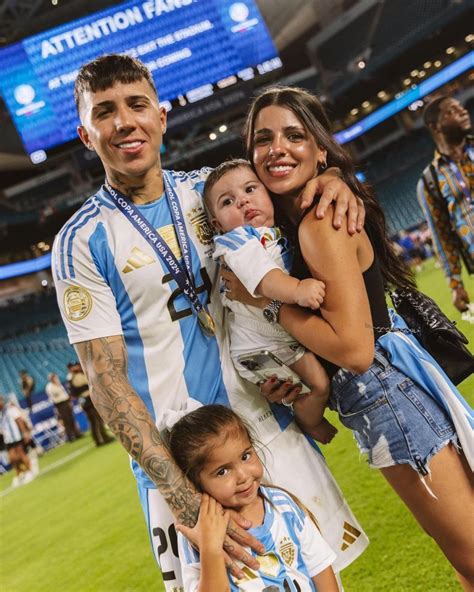 Foto familiar de Enzo Fernández junto a Valentina Cervantes y sus hijos en un entorno cotidiano.