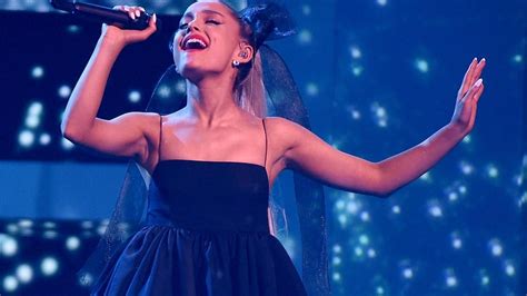 Fotografía de Ariana Grande en una actuación reciente.