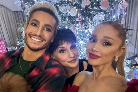Fotografía de Ariana Grande con su familia, incluyendo a su madre y hermano Frankie.