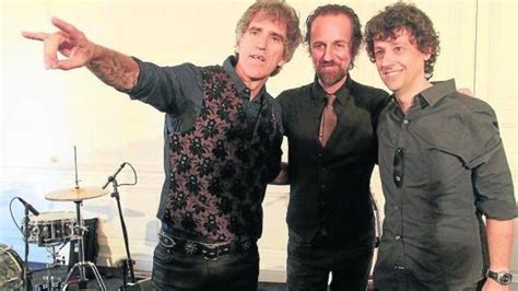 Foto de Duncan Dhu en sus inicios, con instrumentos acústicos