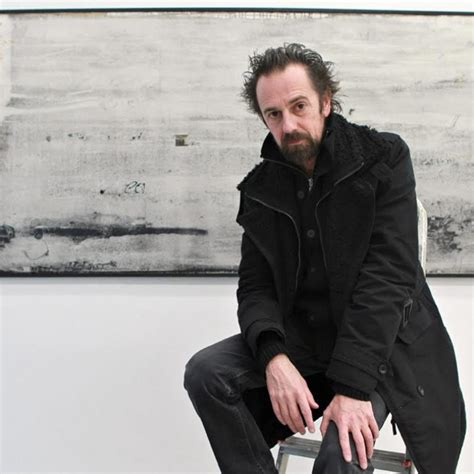 Pintura abstracta de Diego Vasallo con tonos oscuros y ocres