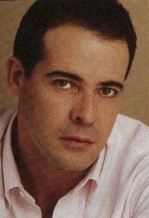 Fotografía de archivo de César Évora en un set de grabación de una telenovela de Televisa.