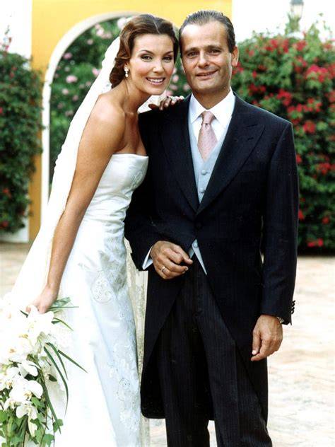 Mar Flores y Javier Merino con sus hijos en la Primera Comunión de Darío