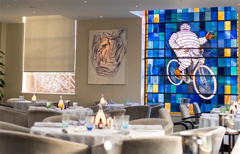 Foto del restaurante Claude Bosi at Bibendum en Londres con vidrieras del muñeco Michelin