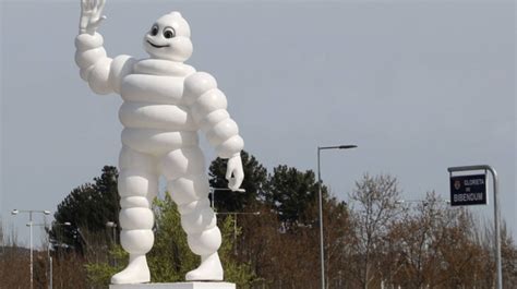 Foto de una figura de Bibendum en el techo de un camión o en una exposición de automóviles