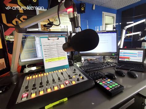 Fotografía de Isidro Montalvo en su estudio de radio o durante una actuación en directo