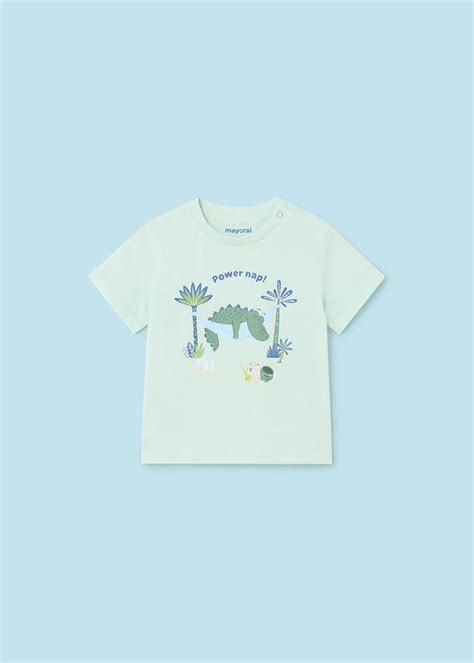 Muestra de diferentes camisetas de niño Mayoral con varios diseños y estampados