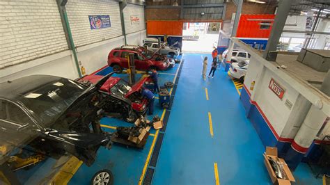Fotografía de instalaciones de taller mecánico especializado en automoción