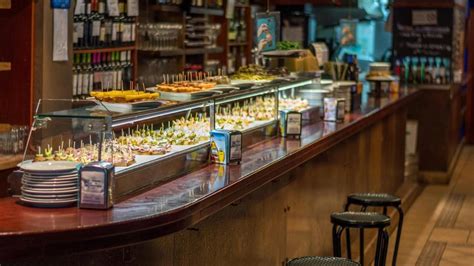 Variedad de tapas españolas en una barra de bar