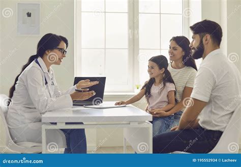Ilustración de una doctora hablando con una madre y su hija en una consulta médica, transmitiendo calidez y profesionalismo.