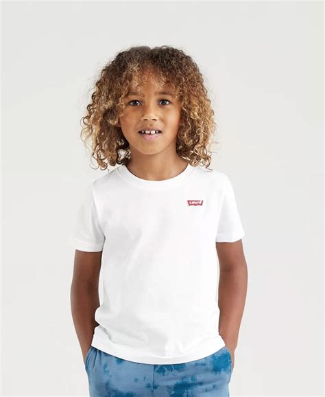 Ilustración de una camiseta Levis para niños con cuello redondo y logo estampado