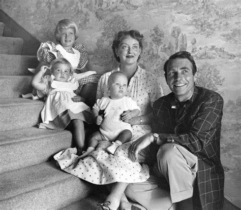 Bette Davis sonriendo con sus hijos adoptivos