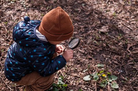 Foto de un niño pequeño explorando objetos con la boca