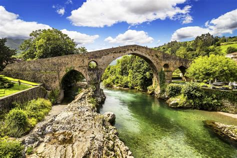 Paisaje natural de Asturias con camping en primer plano