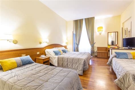 Ilustración de una habitación de hotel familiar con cuna