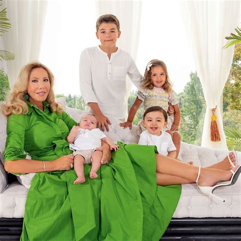 Fotografía familiar de archivo de Norma Duval junto a sus tres hijos durante su infancia