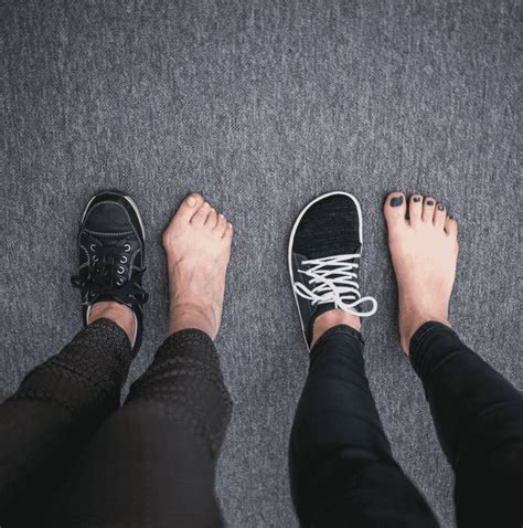 Esquema anatómico mostrando las diferencias entre un zapato convencional con suela rígida y una sandalia barefoot flexible que respeta la forma del pie infantil.