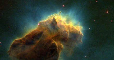 Infografía que muestra la jerarquía de colapso de una nube molecular: desde la nube gigante hasta los núcleos protoestelares.