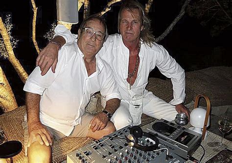 Fotografía de Piti Urgell y Pocholo Martínez Bordiú en la cabina de DJ durante una fiesta.