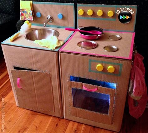 Esquema visual de cómo montar una pequeña cocina de juguete utilizando cajas de cartón y tapones de botellas.
