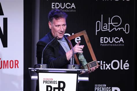 fotografía de Carlos Latre recibiendo un premio o en una gala de televisión