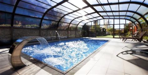 Instalaciones de una piscina climatizada con luces suaves, especializada para bebés.