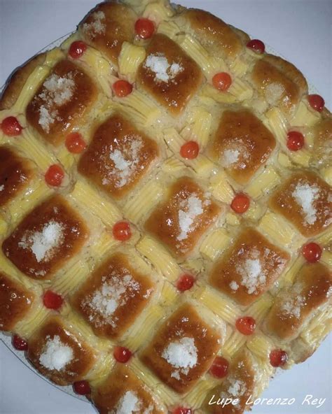 Muestra de repostería artesanal gallega incluyendo la tradicional larpeira