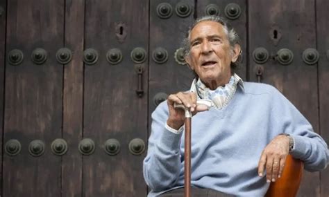 Fotografía de Antonio Gala con su característico bastón