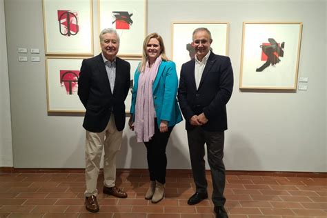 Interior de la Fundación Antonio Gala, con alumnos y obras artísticas