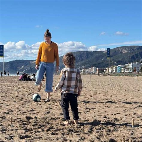 Foto de Irene Paredes con su hijo Mateo en un espacio de juegos