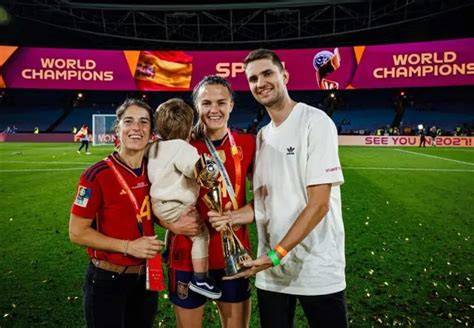 Irene Paredes y su hijo Mateo en el campo de fútbol