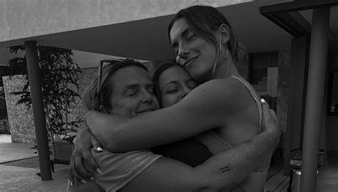 Foto de Alexia Putellas con su madre Elisabet Segura y su hermana Alba Putellas