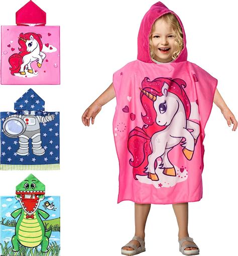 Esquema comparativo entre una toalla rectangular clásica y un poncho con capucha para niños