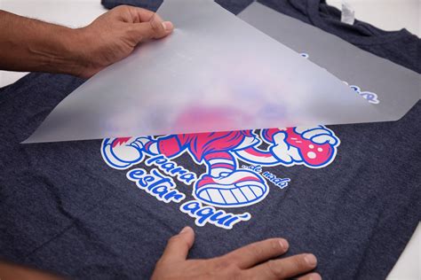 Ejemplos de diseños de ponchos con nombres personalizados y estampados infantiles