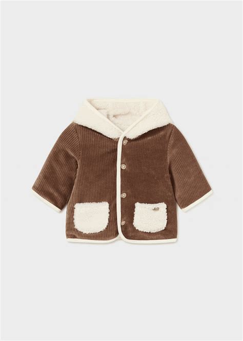 Bebé con chaqueta borrego, sonriendo
