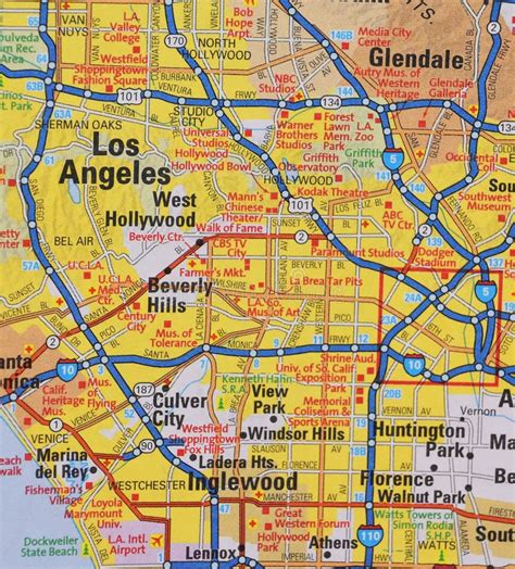 Mapa de ubicación de Los Ángeles, California, destacando la ciudad natal de la celebridad.