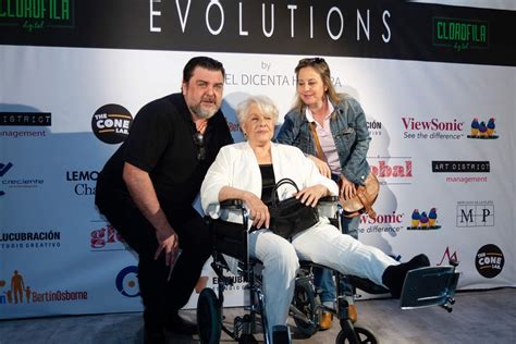 Fotografía familiar de Lola Herrera junto a sus hijos Natalia y Daniel Dicenta en un evento público