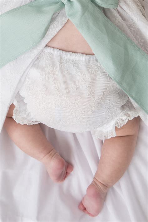 Foto de bebé usando un cubrepañal en un entorno cálido