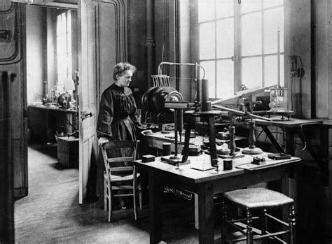 Retrato histórico de Marie Curie en su laboratorio de París
