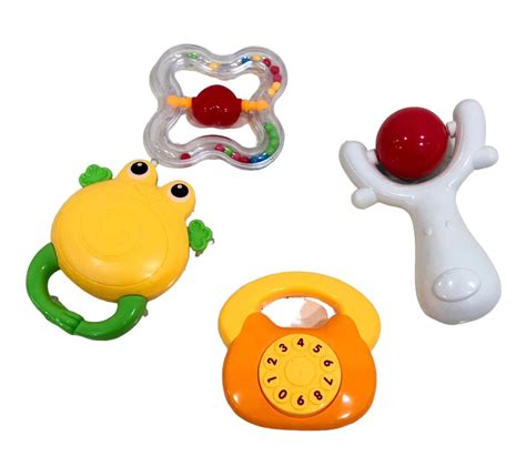 Bebé acostado jugando con sonajeros de diferentes formas y colores
