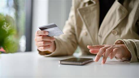 Adolescente usando una aplicación de banca móvil en su smartphone
