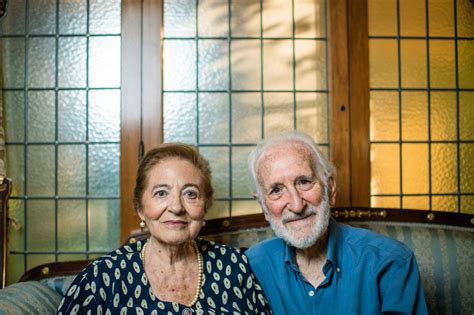 Fotografía familiar de Julita Salmerón y sus hijos en el interior de su hogar