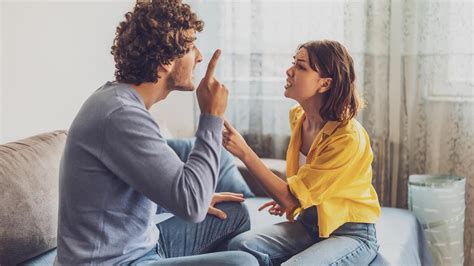 Pareja discutiendo finanzas en un ambiente tranquilo