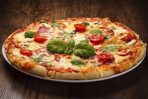 Plato de pizza napolitana servido sobre una mesa con vistas al mar