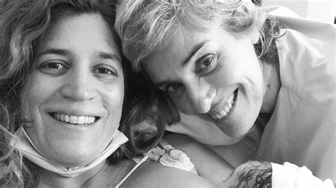 Foto familiar de Anabel Alonso junto a su pareja Heidi Steinhardt e Igor durante una actividad cotidiana.