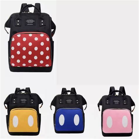 Diseño detallado del bolso maternal con motivos de Mickey Mouse mostrando su capacidad de almacenamiento