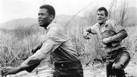 Fotograma de la película 'Fugitivos' (1958) junto a Sidney Poitier