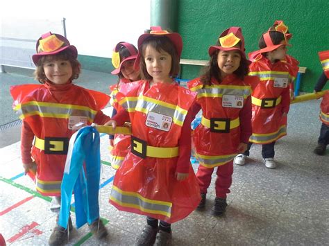 Fotografía de un niño feliz luciendo un disfraz de bombero hecho en casa con accesorios reciclados