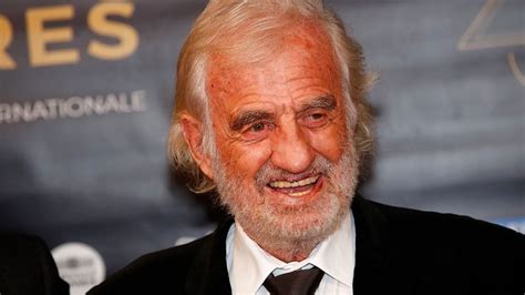 Retrato de archivo de Jean-Paul Belmondo, símbolo del cine francés, sonriendo durante el Festival de Cine de Cannes.